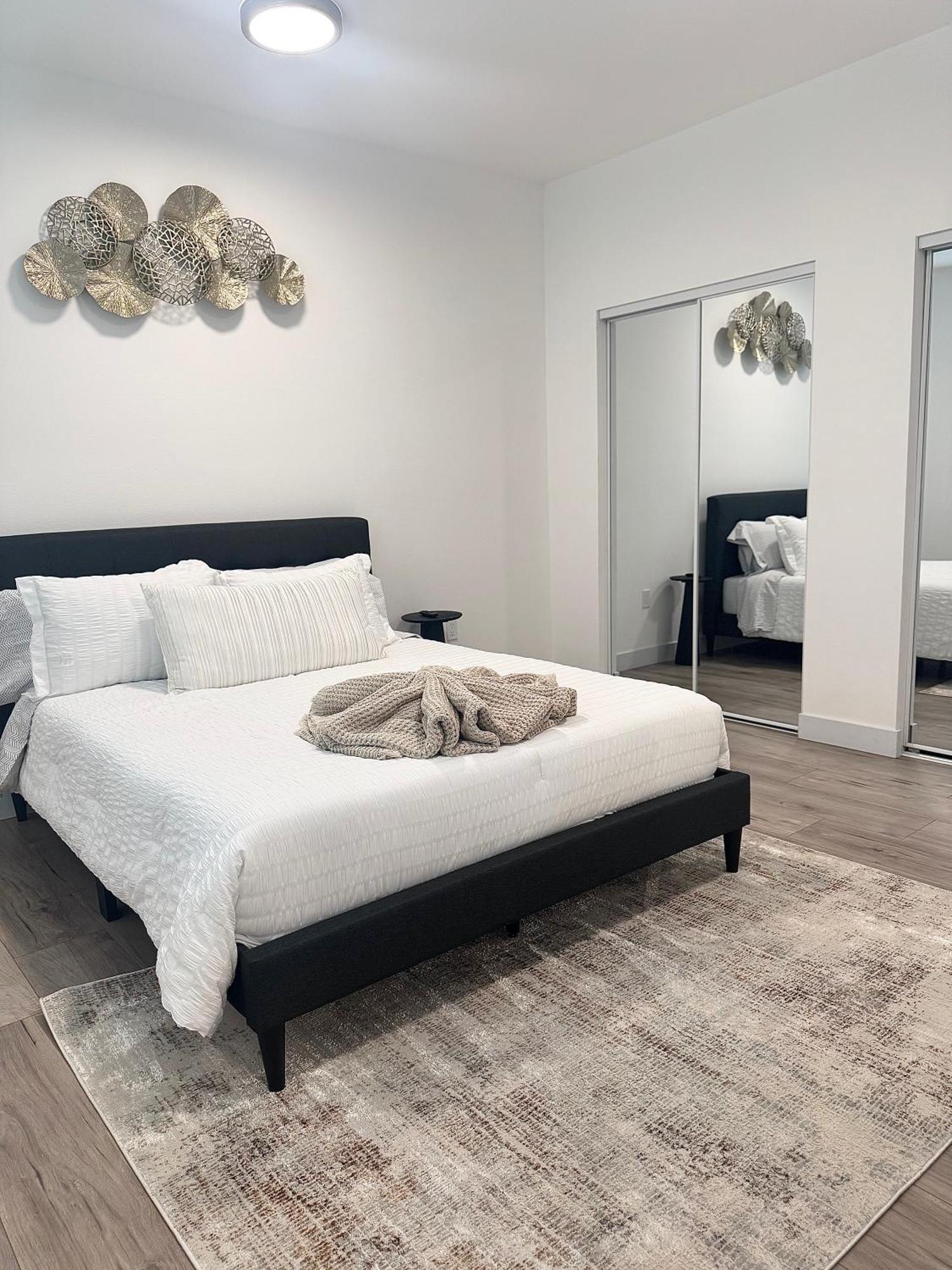 Hidden Gem In South La- Roomy, Quiet & Apartment Los Angeles